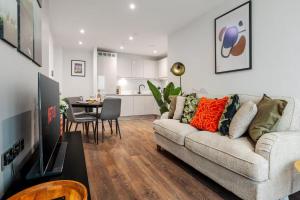 Posezení v ubytování Pass the Keys Luxury Liverpool Flat with Amazing River Views