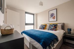 Postel nebo postele na pokoji v ubytování Pass the Keys Luxury Liverpool Flat with Amazing River Views