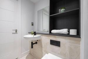 Koupelna v ubytování Pass the Keys Luxury Liverpool Flat with Amazing River Views + 54 fotografií