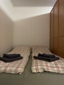 deux lits côte à côte dans une pièce dans l'établissement Quiet and peaceful apartment, close to everything, à Tromsø