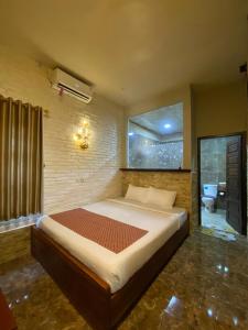 Un dormitorio con una cama grande y una ventana. en Puunee Wild River Villa's Borobudur, en Borobudur