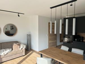 una sala de estar con una mesa y un sofá en Zur Stella, en Presseggen