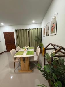 Χώρος καθιστικού στο Nong Hoi Nest, New Townhome in Local Neighborhood