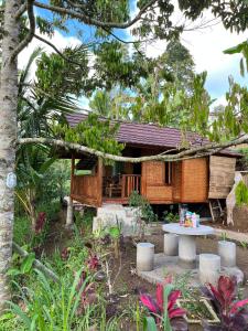 una pequeña casa con una mesa en un jardín en Ananda Bungalow Tetebatu, en Tetebatu 23 fotos más