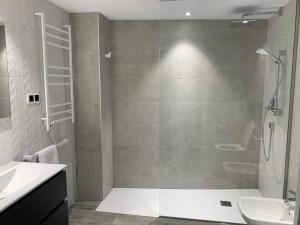 ネルハにあるSmile Luxury Apartmentsのシャワーと洗面台付きのバスルーム +38枚の写真