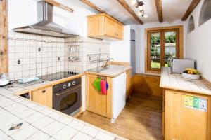 Een keuken of kitchenette bij Les Pelerins Apartment - Chamonix All Year