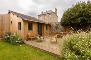 サン・リュネールにあるVilla Les Charmettesの家庭木製デッキ