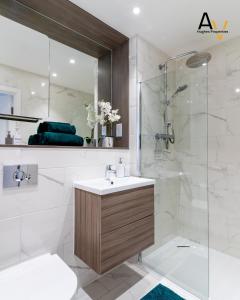 Koupelna v ubytování Luxury Two-Bedroom Apartment - Free Wi-Fi, Close to Station, Ideal for Relocation Guests by AV Hughes Properties + 31 fotografií