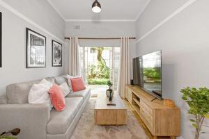 Una televisión o centro de entretenimiento en The Kloof Hideaway