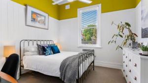 Ένα ή περισσότερα κρεβάτια σε δωμάτιο στο Ballarat East Charm - Walk to Town, Pet Friendly!