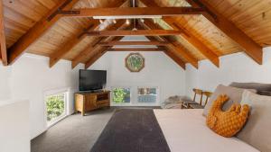 Μια τηλεόραση ή/και κέντρο ψυχαγωγίας στο Ballarat East Charm - Walk to Town, Pet Friendly!