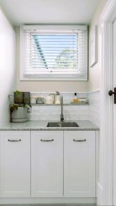 Η κουζίνα ή μικρή κουζίνα στο Ballarat East Charm - Walk to Town, Pet Friendly! +10 φωτογραφίες