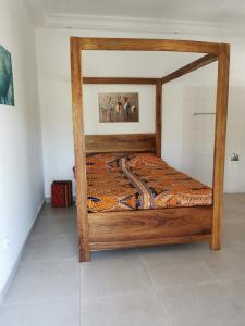 Una cama o camas en una habitación de chambre avec piscine proche mer,5 mn de Cap Skirring ,proche Senegaulois