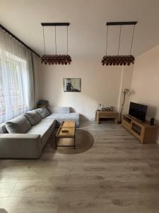 una sala de estar con un sofá y una mesa en KK Apartament Piekarska Oficyna, en Bytom