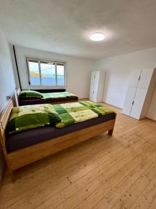 a bedroom with two beds in a room at Appartement 1 