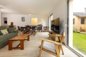 サン・リュネールにあるVilla Les Charmettesのソファとテーブルのあるリビングルーム