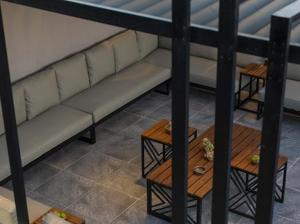 Un banco situado encima de una habitación con mesas. en Lyva chalet, en Al Rama