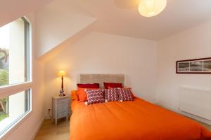 サン・リュネールにあるVilla Les Charmettesのベッドルーム1室(オレンジ色のベッド1台、枕付)