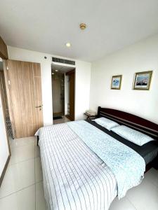 a bedroom with a large bed in a room at Riviera Wongamat in Pattaya North +107 photos