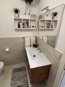 Et badeværelse på La Brezza, relax nel verde con vista mare