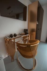 Habitación con escritorio y silla. en Butterfly, en Hunedoara
