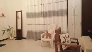 ディックウェラにあるAngel home villaのリビングルーム(椅子2脚、鏡付)