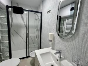 Un baño con inodoro, lavabo y ducha. en Apartamento Elizabeth, en Gandía 19 fotos más