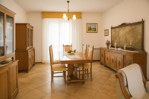 a dining room with a table and chairs at Casa Mia -Per Sentirti a Casa Tua - Giardino, Parcheggio e Jacuzzi in Perugia