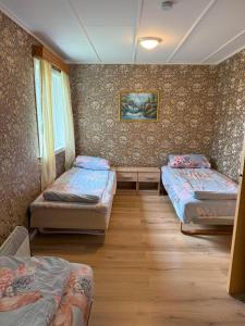 StorsæterにあるGreat House with a panoramic viewのベッドが3つと窓のある部屋