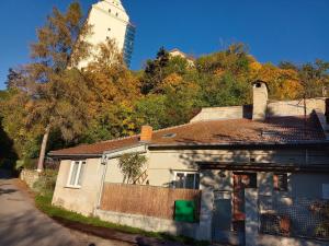 una casa vieja con una torre en el fondo en Chalupa pod Zámkem, en Plumlov 3 fotos más