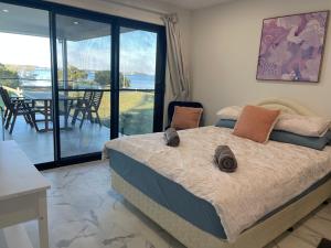 En eller flere senge i et værelse på ABSOLUTE BEACHFRONT Port Stephens - Pindimar Beach House