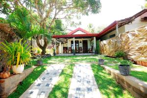 Casa con jardín y pasarela en Lisky Villa Blue Beach Hiriketiya, en Dikwella