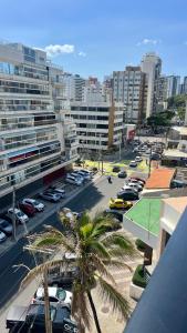une rue de la ville avec des voitures garées dans un parking dans l'établissement Flat Pituba Sol - conforto e ótima localização, à Salvador