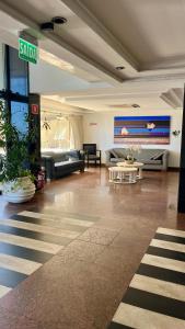 un hall avec des canapés et des tables dans un bâtiment dans l'établissement Flat Pituba Sol - conforto e ótima localização, à Salvador