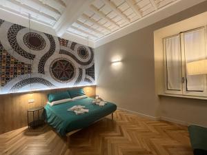 Un dormitorio con una cama y un cuadro en la pared. en Antica Dimora Palazzo Ciprani, en Anagni