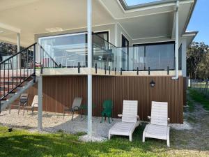 En balkon eller terrasse på ABSOLUTE BEACHFRONT Port Stephens - Pindimar Beach House