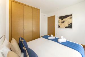 a bedroom with a bed with two towels on it at Atlantic Panoramic Villa in Salir de Porto +17 photos