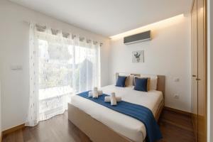 a bedroom with a large bed and a window at Atlantic Panoramic Villa in Salir de Porto