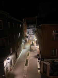 クウォツコにあるApartament w Rynku pod Twierdząの夜の空き通り +2枚の写真