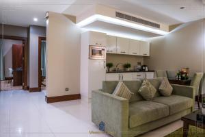 un salon avec un canapé et une cuisine dans l'établissement شقق لمار الغرب الفاخرة, à Djeddah