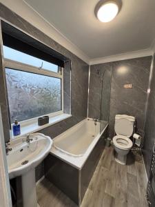 サンダーランドにあるAffordable Luxury 2 Stunning apartment Sunderland close to City centre hospital Crown Works Studio and Nissanの洗面台、浴槽、トイレを備えたバスルーム