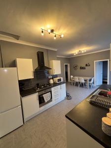 サンダーランドにあるAffordable Luxury 2 Stunning apartment Sunderland close to City centre hospital Crown Works Studio and Nissanのコンロ付きのキッチン リビングルームの隣にトップオーブン +19枚の写真