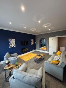 サンダーランドにあるAffordable Luxury 2 Stunning apartment Sunderland close to City centre hospital Crown Works Studio and Nissanの青い壁のリビングルーム(ソファ2台付)
