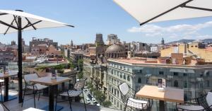 een restaurant op het dak met uitzicht op de stad bij Negresco Princess 4* Sup in Barcelona