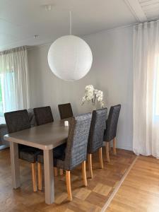 Un comedor con mesa y sillas en Centralt hus i Årjäng, en Årjäng 7 fotos más
