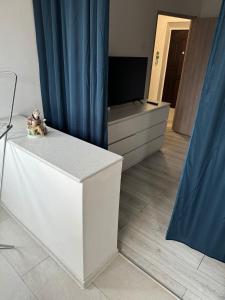 Μια τηλεόραση ή/και κέντρο ψυχαγωγίας στο Garsoniera centru
