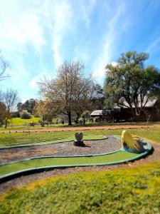 un parque con una estatua en el césped en Sunnyhurst Chalets - 2 Bedroom Chalet, en Bridgetown