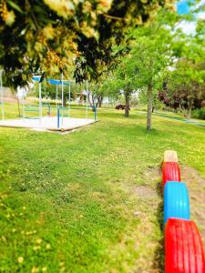 un parque con parque infantil con parque en Sunnyhurst Chalets - 2 Bedroom Chalet, en Bridgetown