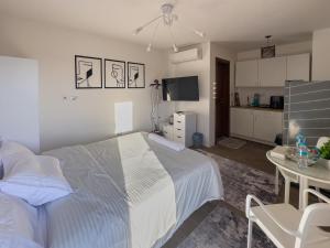 une chambre avec un lit et une table et une cuisine dans l'établissement 33A4. Rooftop Studio w Terrace Green Views, à Sheikh Zayed
