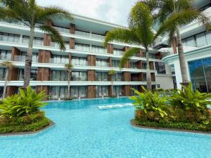 un hôtel avec une piscine devant un bâtiment dans l'établissement The Sunshine Beach Family Suite with Pool, à Layan Beach